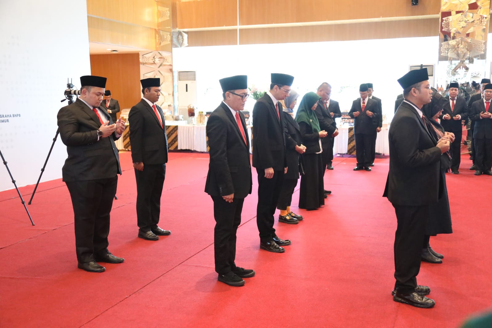Para pejabat yang dilantik saat pelantikan Dua Belas Pejabat Administrator di Lingkungan BNPB pada Senin (12/6).